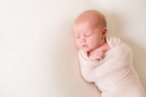 natural posing newborn photographer