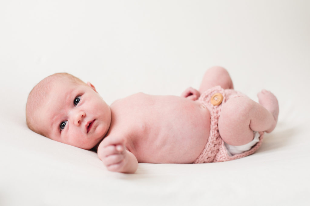 natural posing newborn photographer