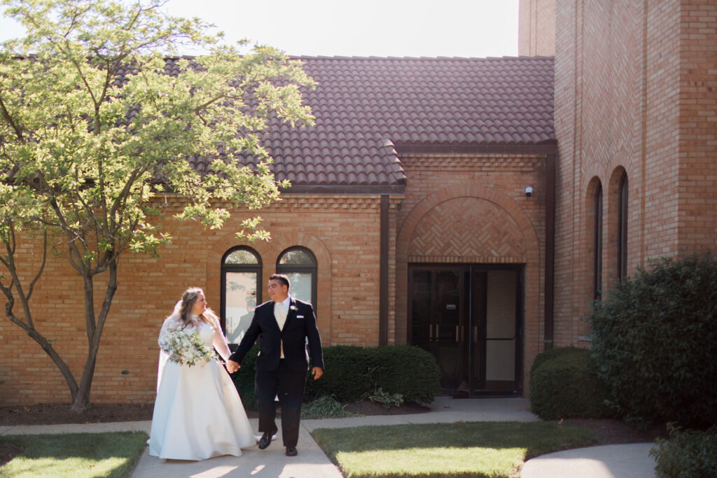 bride and groom infront of the Columbus atheneum
